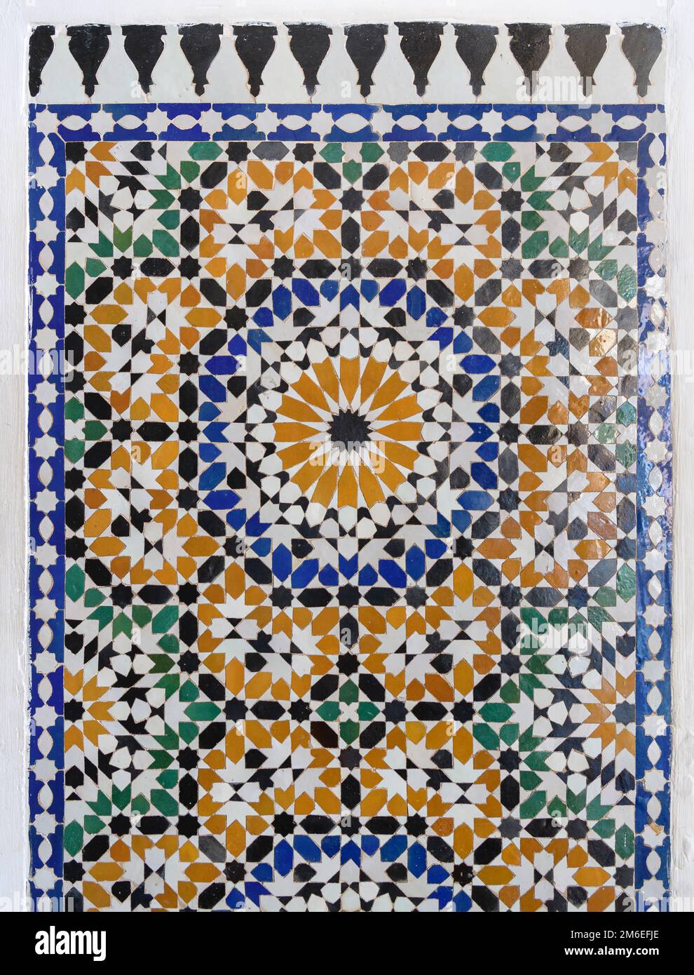 Primi piani delle tessere del mosaico di Zellige (o Zellij) al Palazzo Bahia di Marrakech, Marocco. Le forme sono state tagliate da piastrelle più grandi per creare modelli islamici. Foto Stock