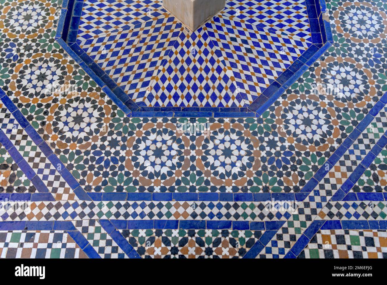 Primi piani delle tessere del mosaico di Zellige (o Zellij) al Palazzo Bahia di Marrakech, Marocco. Le forme sono state tagliate da piastrelle più grandi per creare modelli islamici. Foto Stock