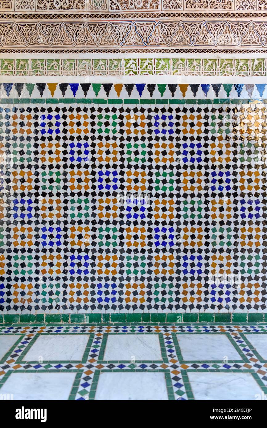 Primi piani delle tessere del mosaico di Zellige (o Zellij) al Palazzo Bahia di Marrakech, Marocco. Le forme sono state tagliate da piastrelle più grandi per creare modelli islamici. Foto Stock