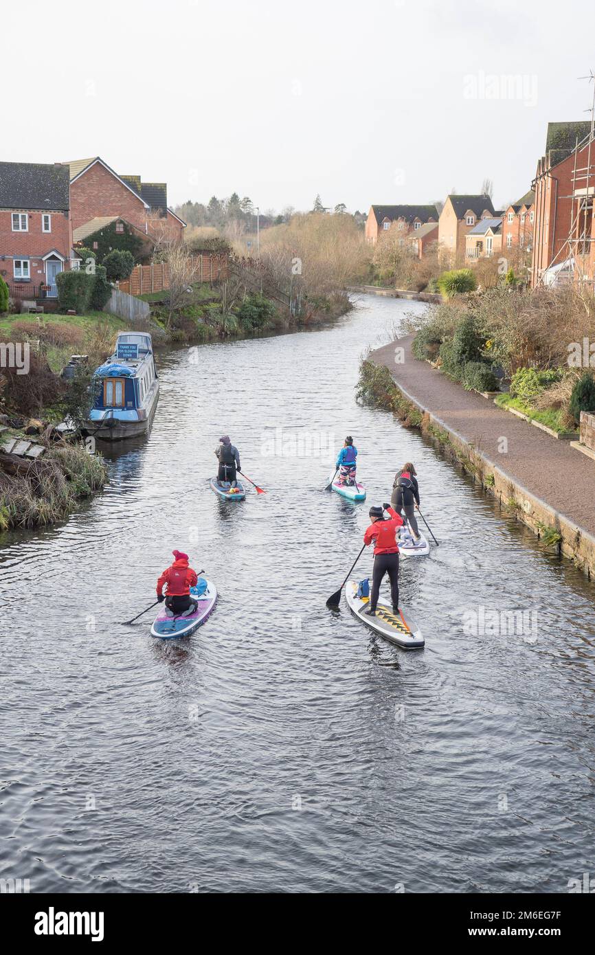 Un paddleboarding in famiglia su un canale britannico il giorno di Capodanno 2023. Foto Stock