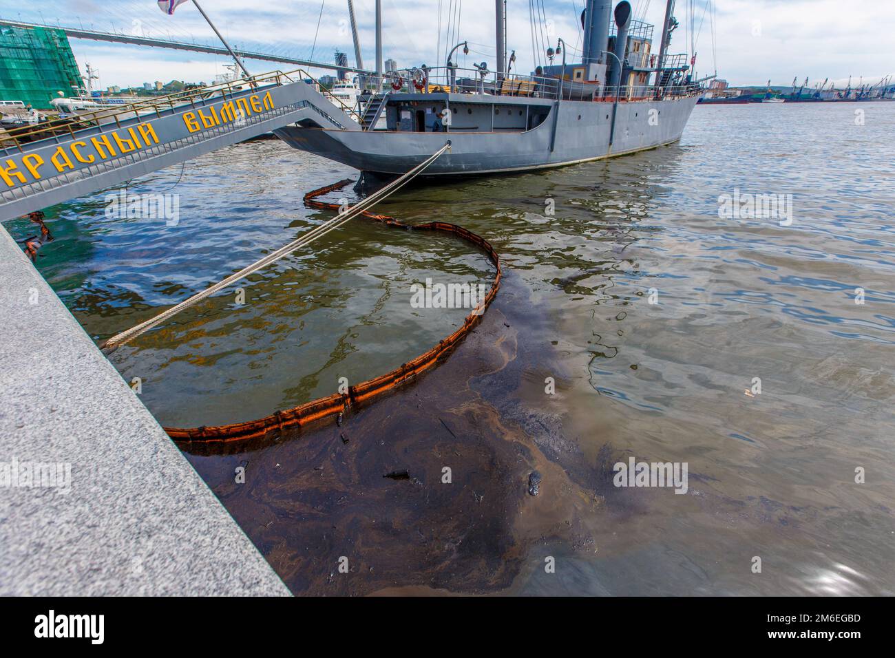 Estate, 2016 - Vladivostok, Russia - disastro ambientale. Fuoriuscita di prodotti petroliferi in mare. Dir Foto Stock