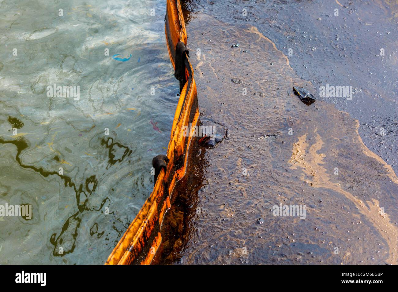 Catastrofica ecologica. Primo piano. Fuoriuscita di prodotti petroliferi in mare. I prodotti oleosi velenosi galleggiano o Foto Stock