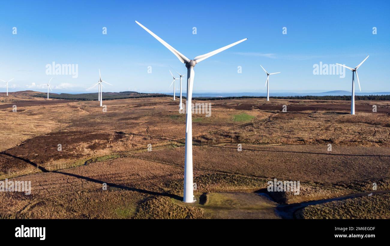Fattoria eolica onshore situata nelle montagne dell'Irlanda del Nord Foto Stock