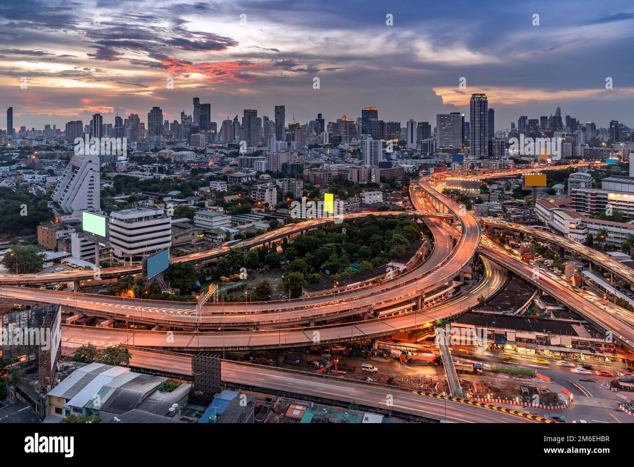 Bangkok centro città autostrada al tramonto Foto Stock
