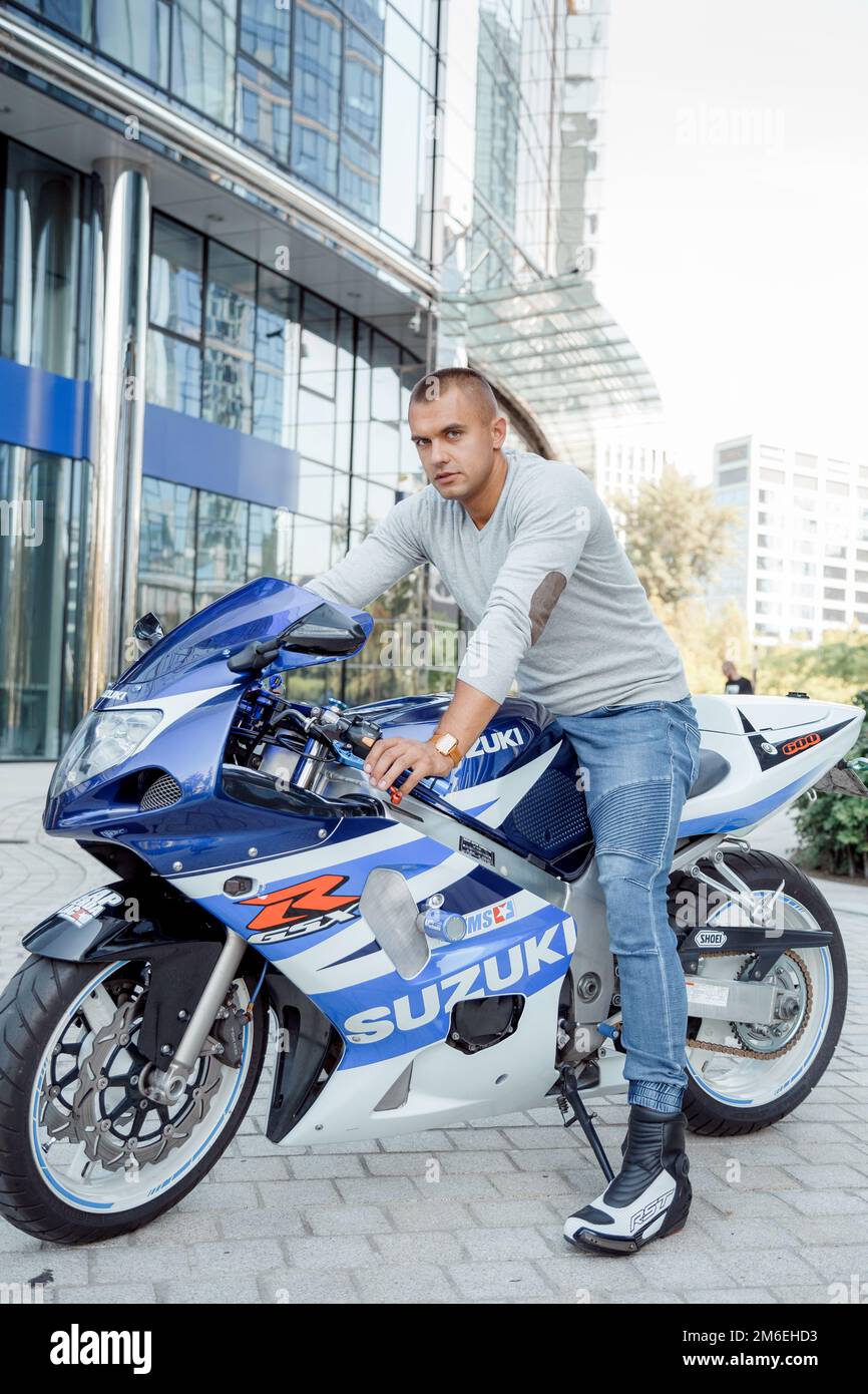 Varsavia. Polonia. 29/07/2020. Guglia di Varsavia. Guy on con una moto Suzuki sport blu. Foto Stock