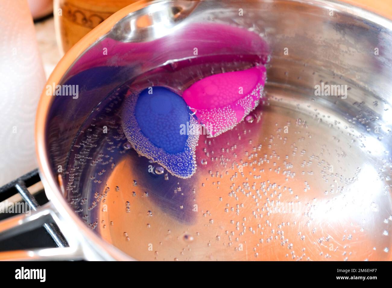 Cura della tazza mestruale. Prodotti in silicone per donne Foto Stock