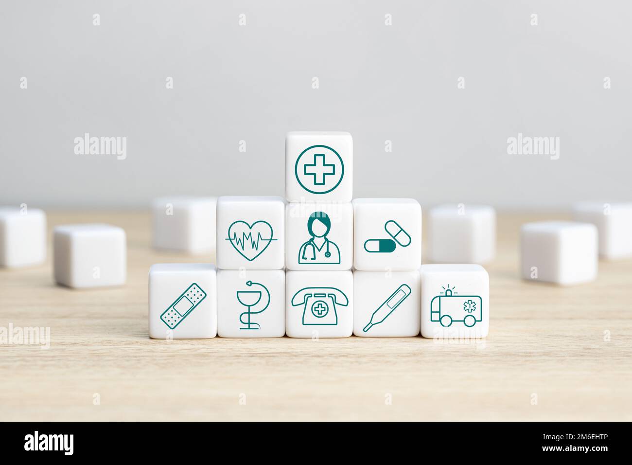 Concetto di assicurazione sanitaria. Pila di blocchi bianchi con icone mediche per la salute. Spazio di copia Foto Stock