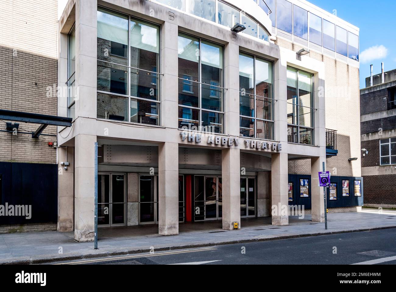 Facciata dell'Abbey Theatre o National Theatre of Ireland, un'istituzione culturale leader del paese aperta all'inizio del 20th° secolo, a Dublino, Irlanda Foto Stock