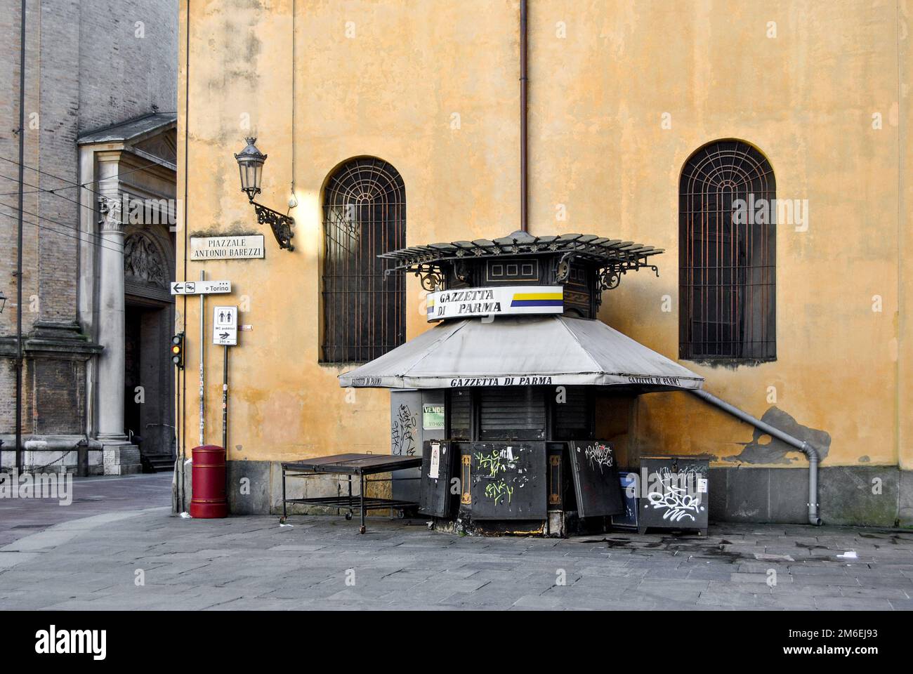 Chiosco chiuso in una piazza deserta vicino alla chiesa della steccata, centro di Parma, Emilia Romagna, Italia Foto Stock