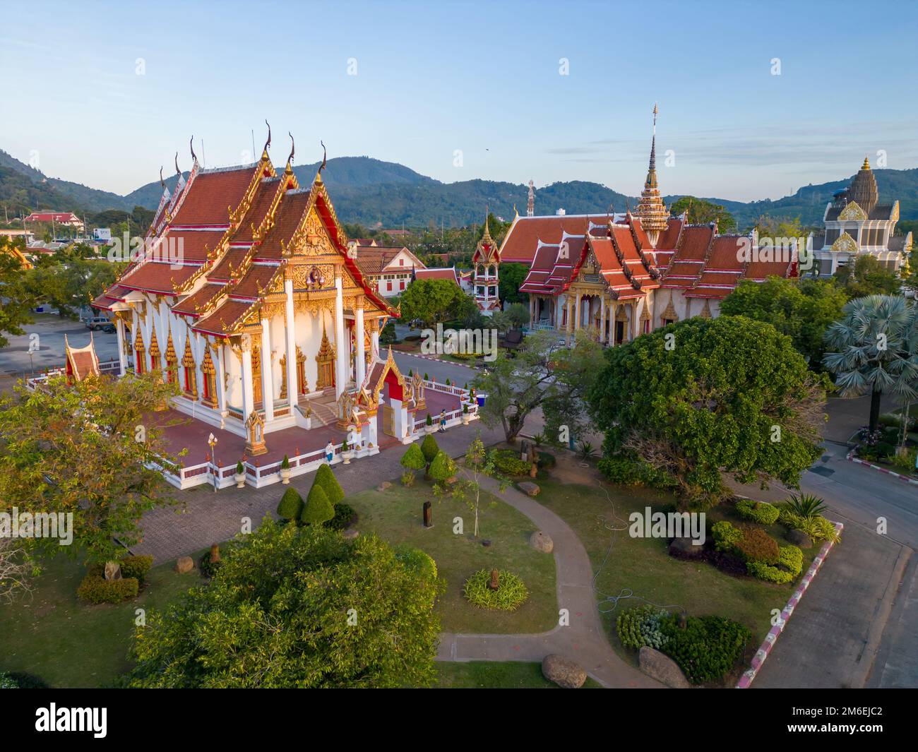 Vista aerea del drone di Wat Chalong, un tempio buddista tailandese situato a Phuket, Thailandia. Foto Stock