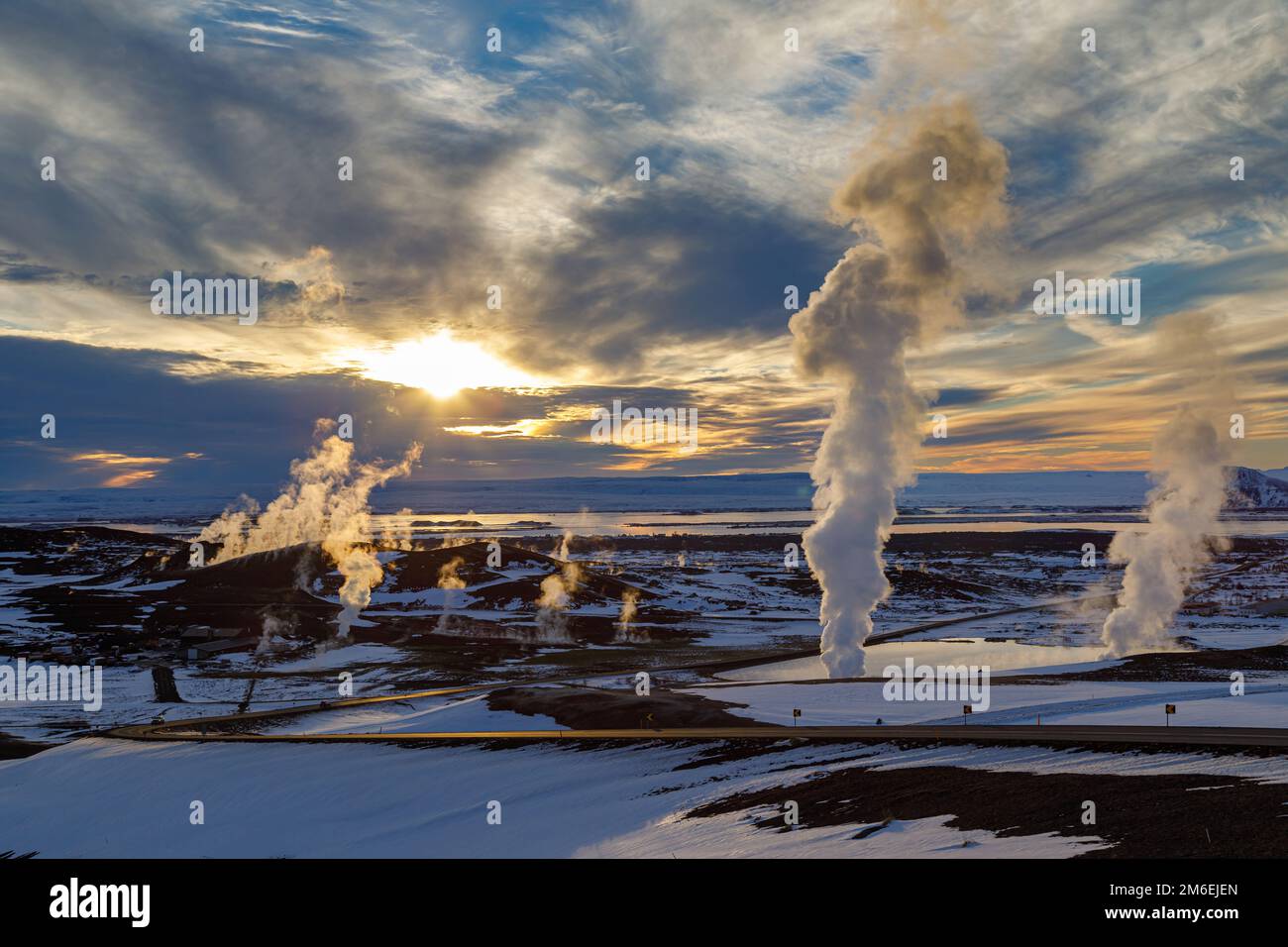 Prima neve e gelo nella zona geotermica di Myvatn nel nord-est dell'Islanda Foto Stock