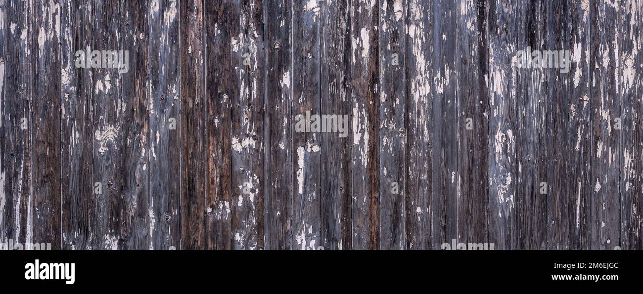 Vecchia parete panoramica in legno grigio marrone molto resistente alle intemperie Foto Stock