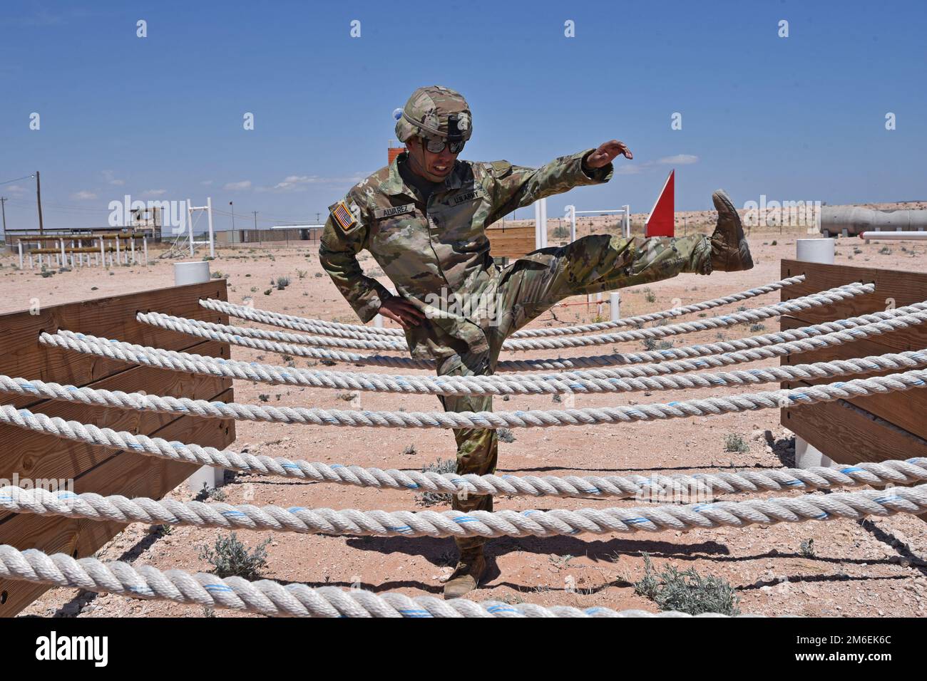 Lo staff Sgt. Erick Alvarez segue il corso di ostacoli il 26 aprile 2022, durante la competizione Best Warrior del Futures and Concepts Center, organizzata e gestita dal Joint Modernization Command di Fort Bliss, Texas. Foto Stock