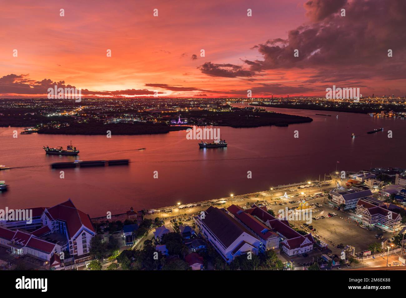 Vista dall'alto di Samut Prakan, Thailandia. Tramonto sul fiume Chao Phraya, cielo arancione. Foto Stock