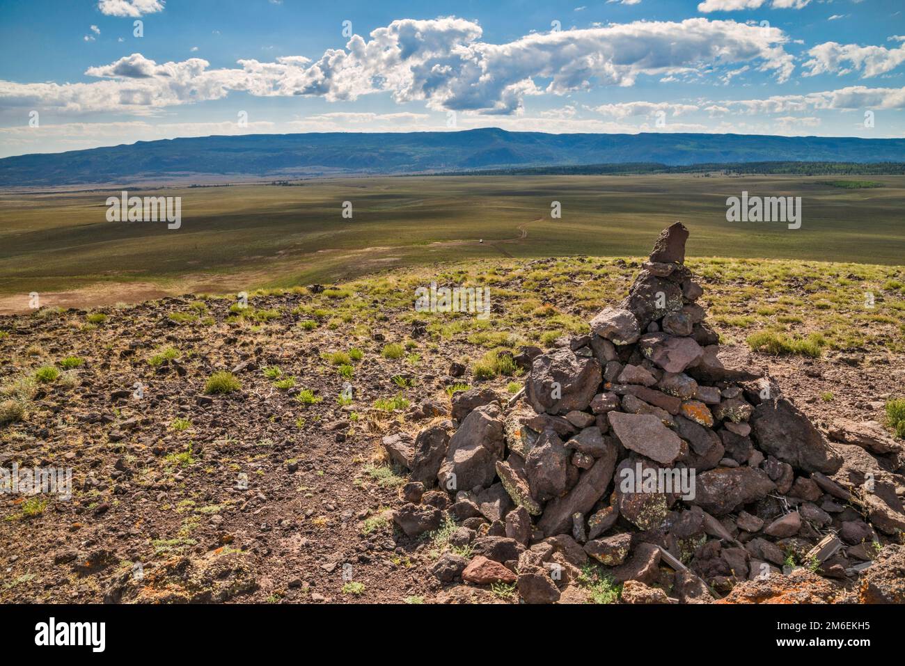 Rock Cairn a Smooth Knoll, Boulder Mountain in Distance, Awapa Plateau, Posey Lake Road (FR 154), vicino a Bicknell, Utah, USA Foto Stock
