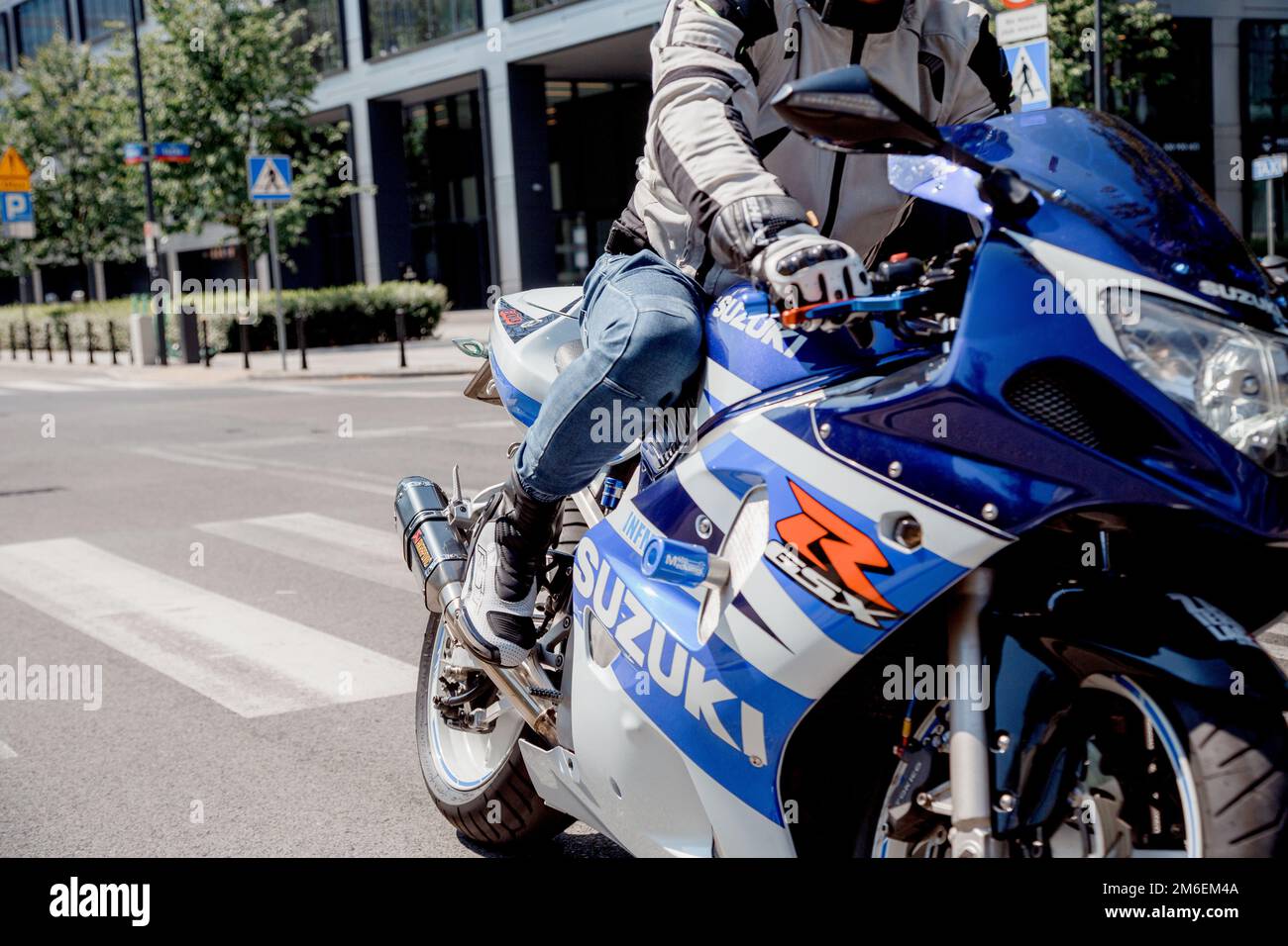Varsavia. Polonia. 07/29/2020. Guglia di Varsavia. Guy on con una moto Suzuki sport blu. Un motociclista in un casco passa attraverso Foto Stock