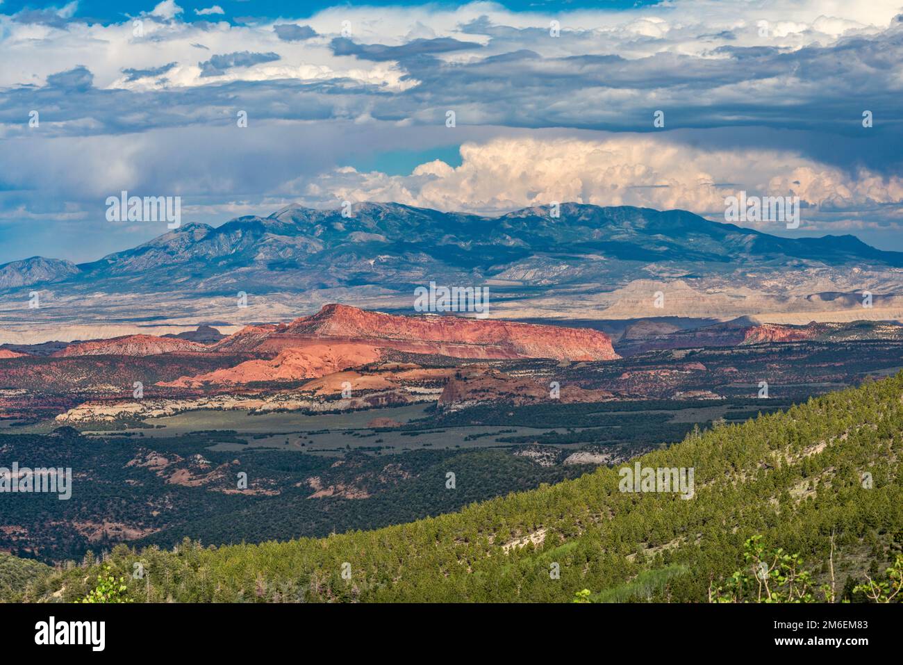 Vista in lontananza di WaterPocket Fold, Capitol Reef, Henry Mountains, tramonto, vicino a Larb Hollow Overlook, Journey Through Time Scenic Byway, Utah, USA Foto Stock