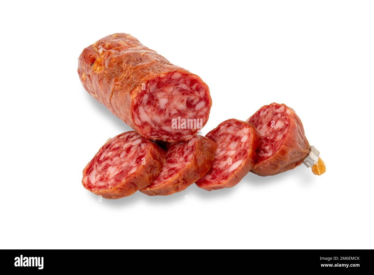 Salsiccia di salame tagliata isolata su bianco con percorso di taglio incluso, spazio copia Foto Stock