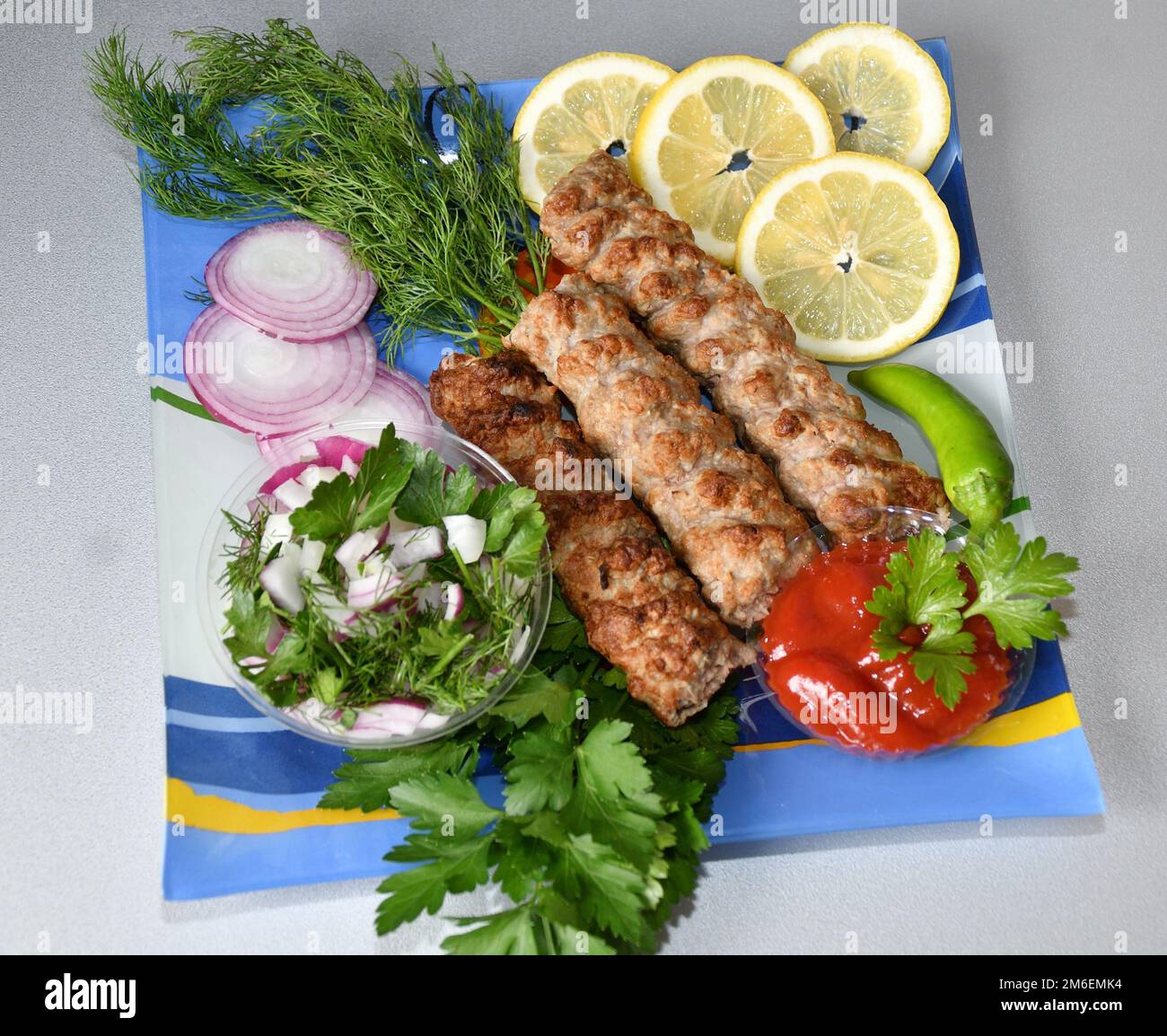 Lula kebab in cucina mediterranea con erbe fresche Foto Stock