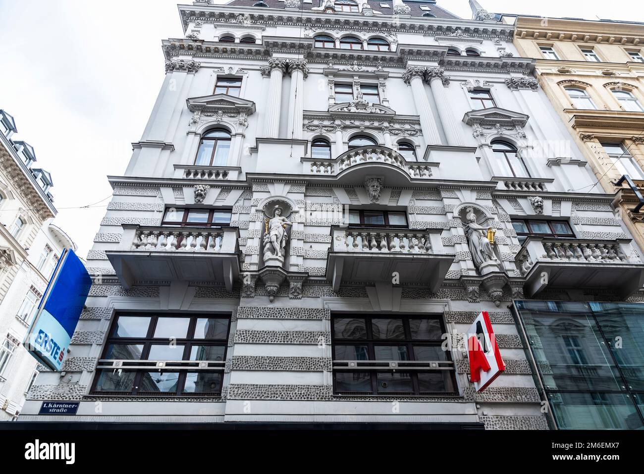 Vienna, Austria - 14 ottobre 2022: Segno del A1 Telekom Austria e della banca Erste in via Karntner, una via commerciale a Vienna, Austria Foto Stock