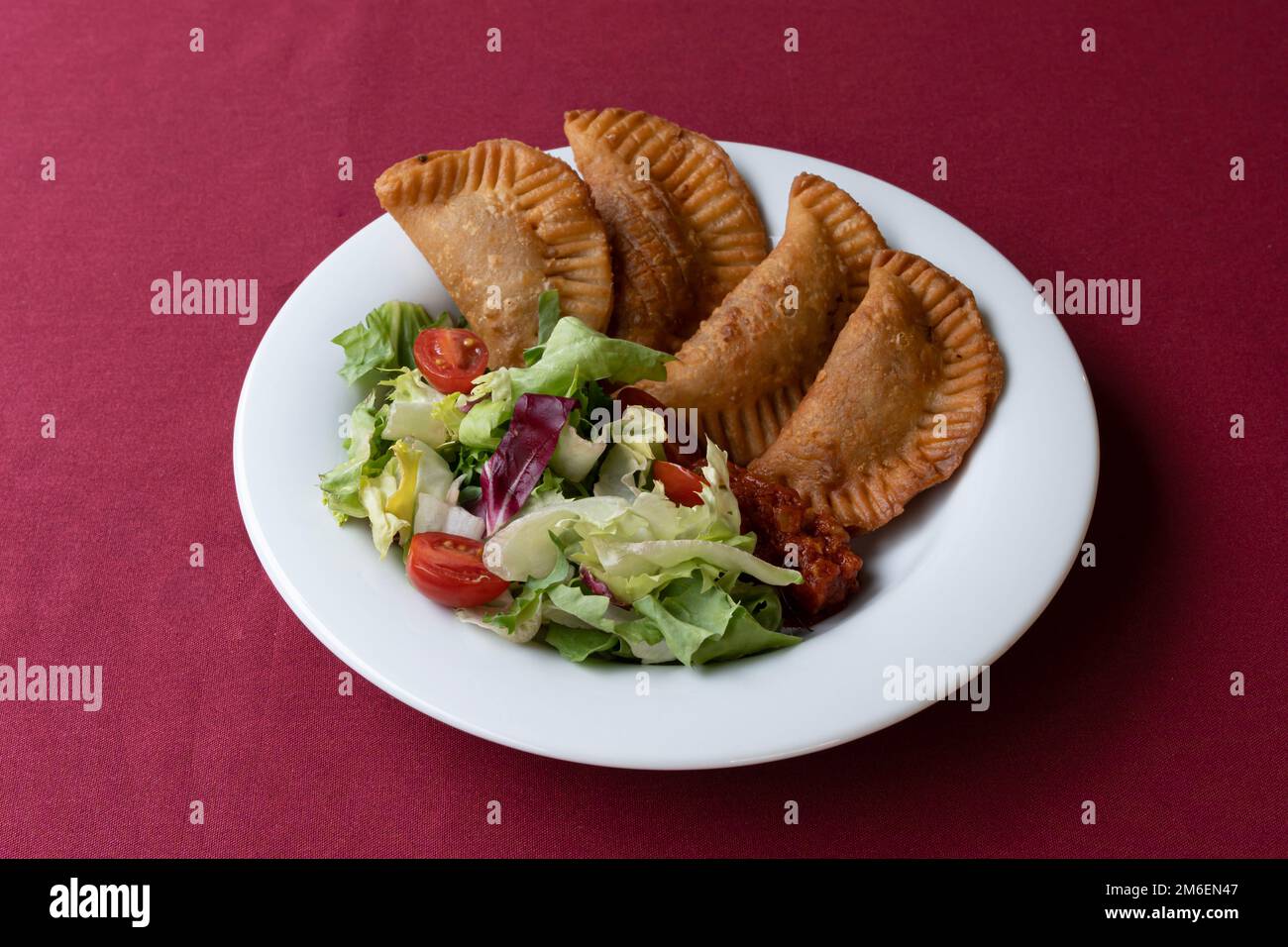 African dishe culinary Still Life. Saint-Marcellin croccante con accompagnamento insalata Foto Stock