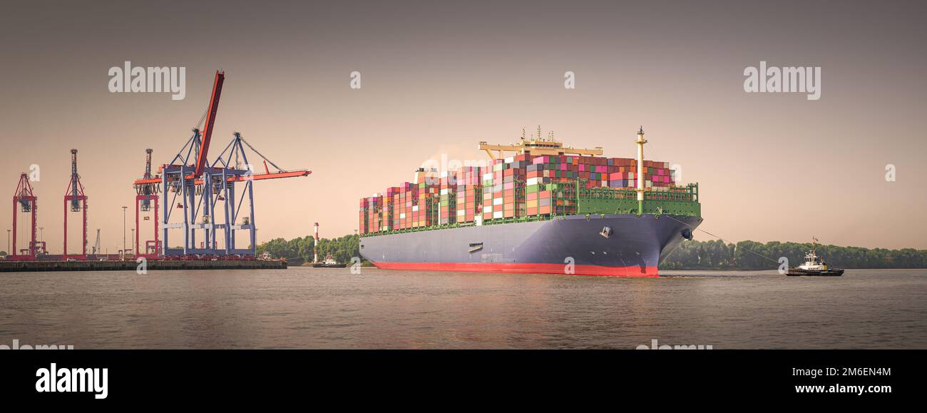 Panorama di una grande nave portacontainer ad Amburgo all'alba Foto Stock