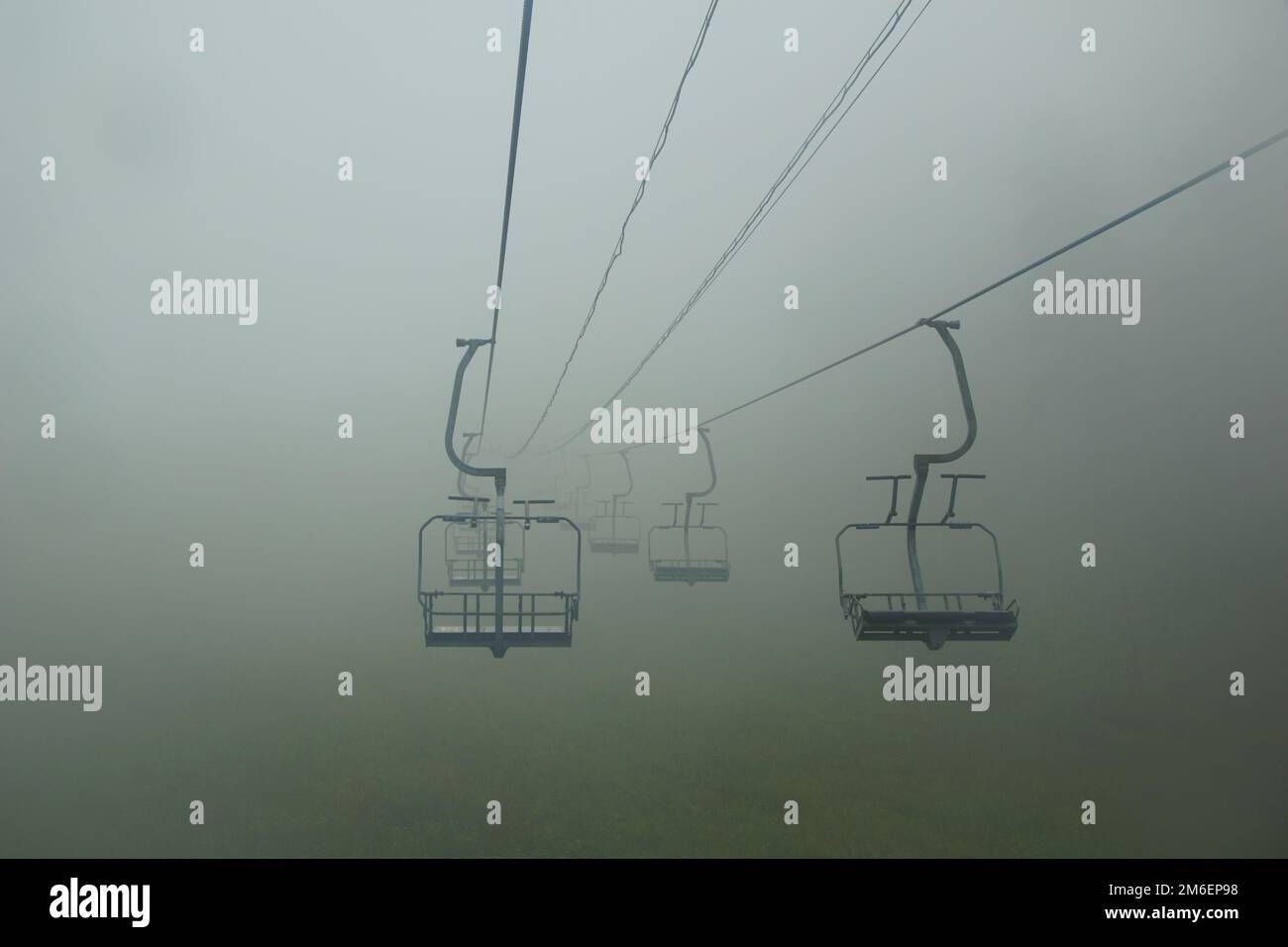 Mattina di nebbia estiva, silenzio e una funivia a Listvyanka Foto Stock