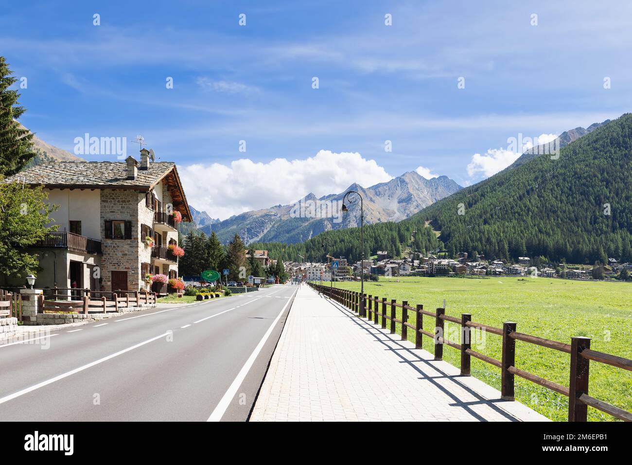 Cogne - Italia. 08 settembre 2022: Superstrada con marciapiede lastricato che separa il famoso prato alpino di Sant Orso e il villaggio di Cogne Foto Stock