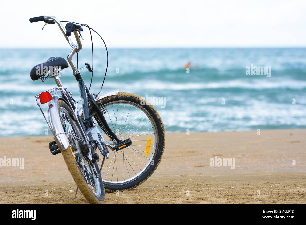 La bicicletta da vicino si trova sulla costa del mare Foto Stock