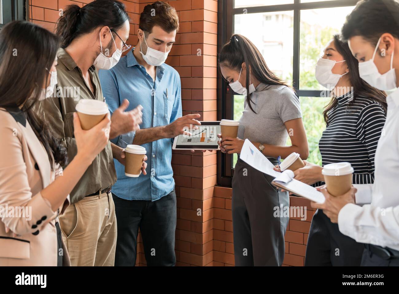 Incontro di discussione con la maschera. Foto Stock