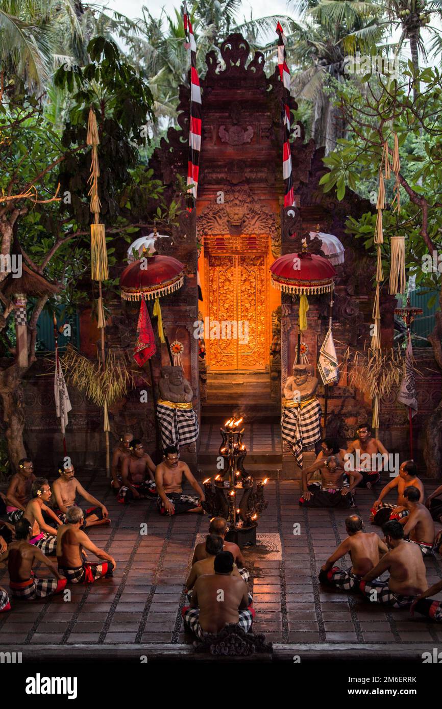 Kecak è una danza indù balinese. Questa scena rappresenta l'inizio stesso della performance, infatti di solito inizia al tramonto o nel pomeriggio successivo. Foto Stock