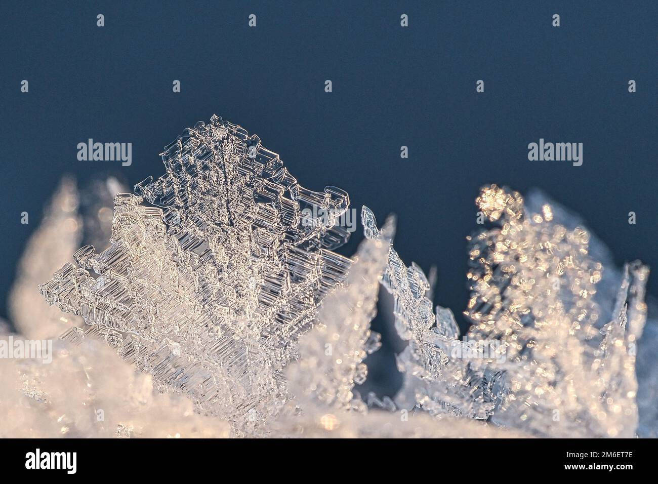 I cristalli di ghiaccio si congelano in tutte le direzioni. Si formarono abbondanti forme testurizzate e bizzarre. Inverno girato dalla natura Foto Stock