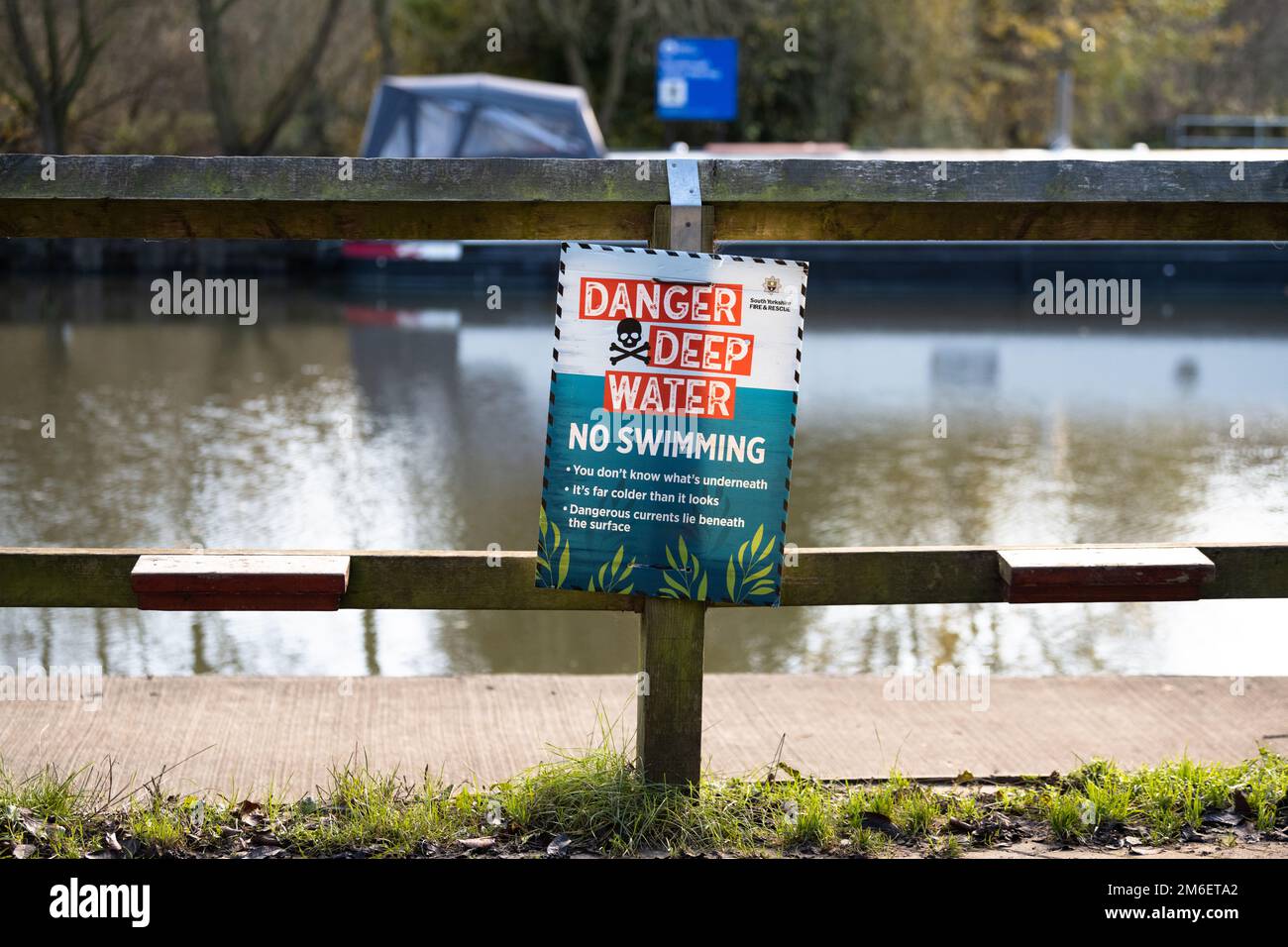 Pericolo acqua profonda Nessun cartello di nuoto, Sprotbrough Lock, Sheffield e South Yorkshire Navigations vicino al Boat Inn, Sprotbrough, Doncaster, Inghilterra Foto Stock