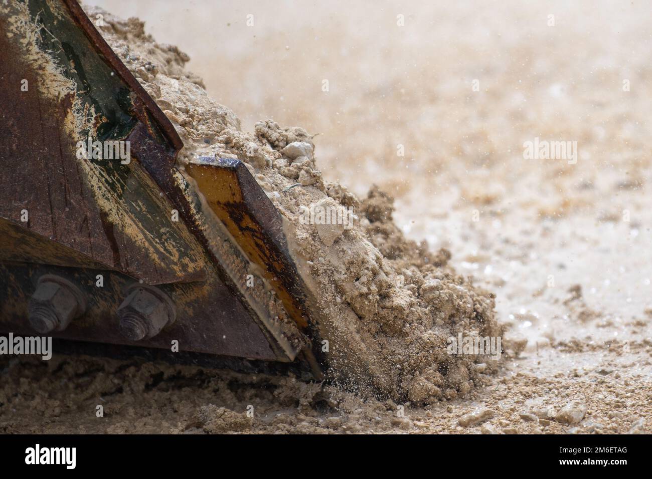 Un dozer angolare a lama squadrone di supporto ala marina 172 D6K rimuove uno strato superiore di sporcizia in eccesso in una pista su Camp Futenma, Giappone, 26 aprile 2022. I militari dello Squadron, ingegnere civile del 18th, sono stati in grado di completare la formazione sul dozer insieme a MWSS-172 Marines. Foto Stock