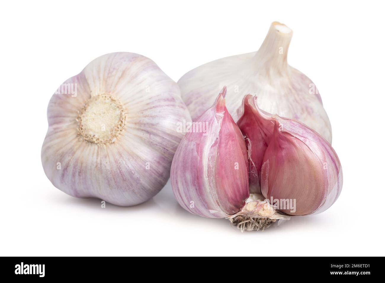Aglio isolato. Aglio intero crudo isolato su fondo bianco. Foto Stock