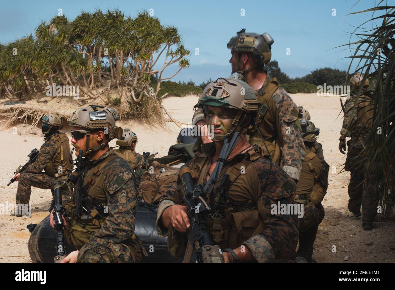 STATI UNITI Marines con 3D Battaglione di rinascita, 3D Divisione Marina preparano per l'estrazione durante un raid anfibio sull'Isola di Ukibaru, Okinawa, Giappone, 26 aprile 2022. Questa formazione specializzata sull'inserimento e l'estrazione ha fornito a Marines maggiori competenze e sicurezza necessarie per le operazioni clandestine, assicurandosi che siano pronti a eseguire una serie diversificata di missioni di ricognizione e sorveglianza in mare al fine di mantenere la sicurezza regionale nell'Indo-Pacifico. (Foto del corpo dei Marine degli Stati Uniti di CPL. Jackson Dukes) Foto Stock