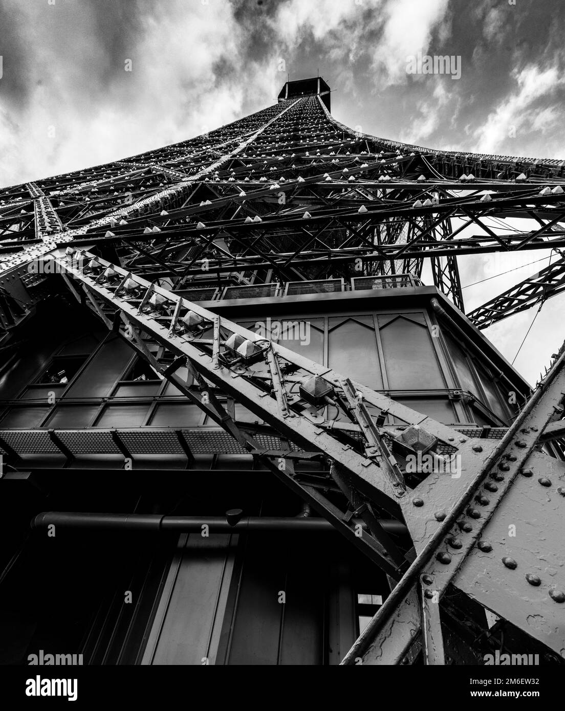 La Torre Eiffel e la vista dal secondo piano. Parigi, Francia Foto Stock