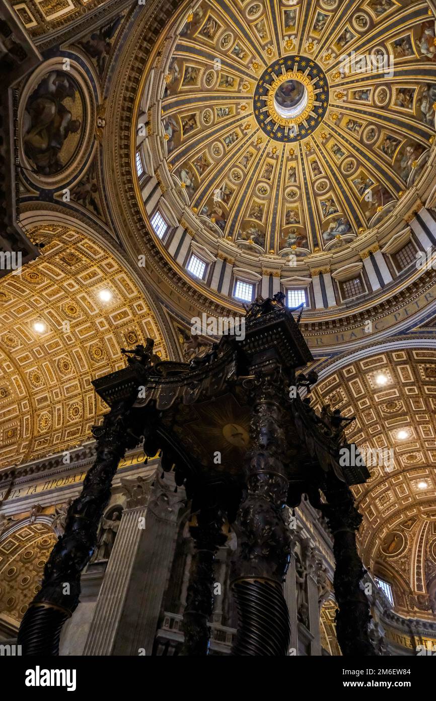 Interno della Basilica di San Pietro / Chiesa cattolica di San Pietro - Città del Vaticano, Italia Foto Stock