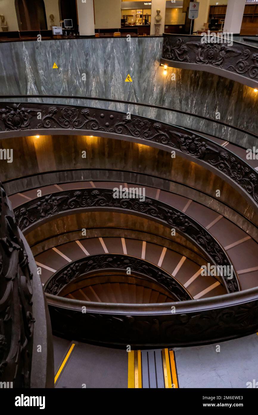 Bella scalinata Bramante all'interno dei Musei Vaticani Foto Stock