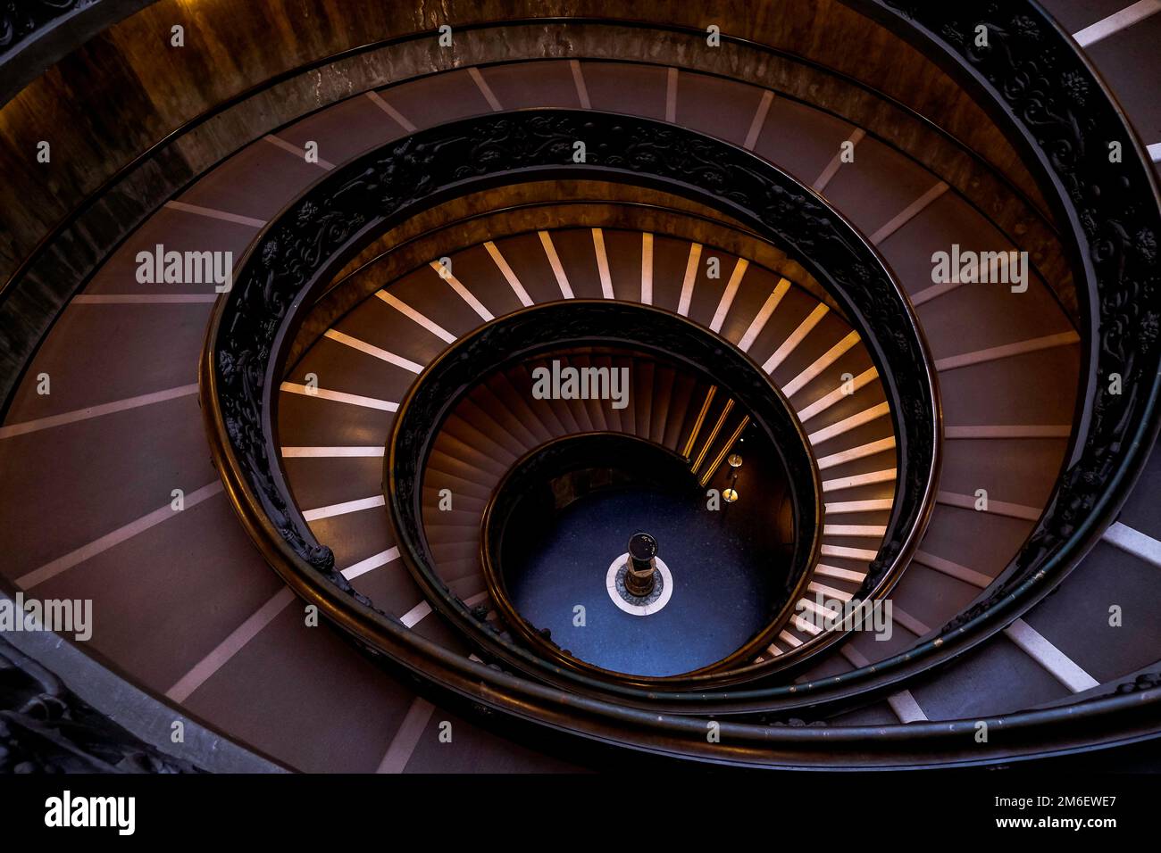 Bella scalinata Bramante all'interno dei Musei Vaticani Foto Stock