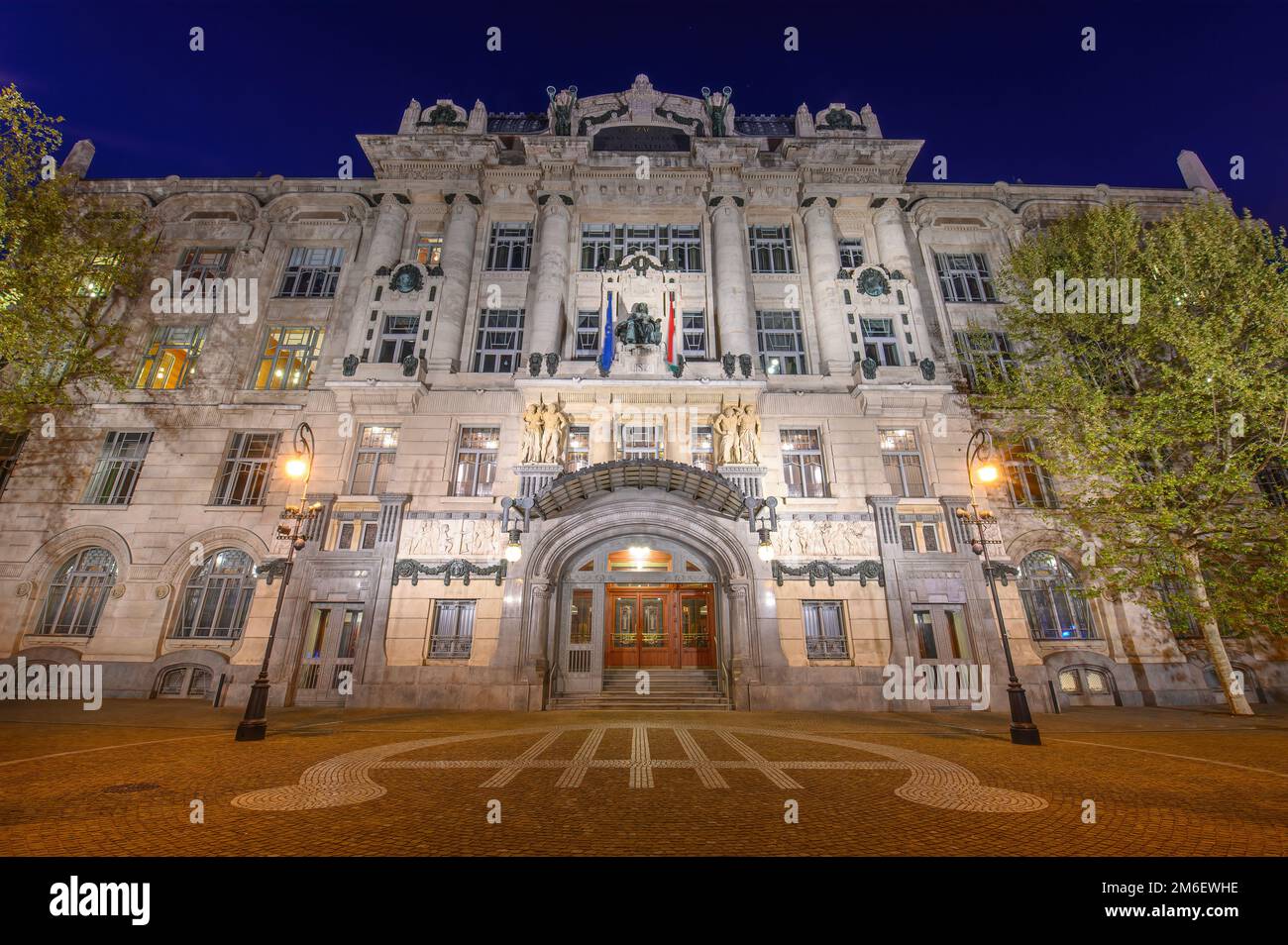 Facciata dell'Accademia di Musica Franz Liszt di Budapest, Ungheria di notte. Una sala concerti e un conservatorio di musica in città fondata nel 1875 Foto Stock