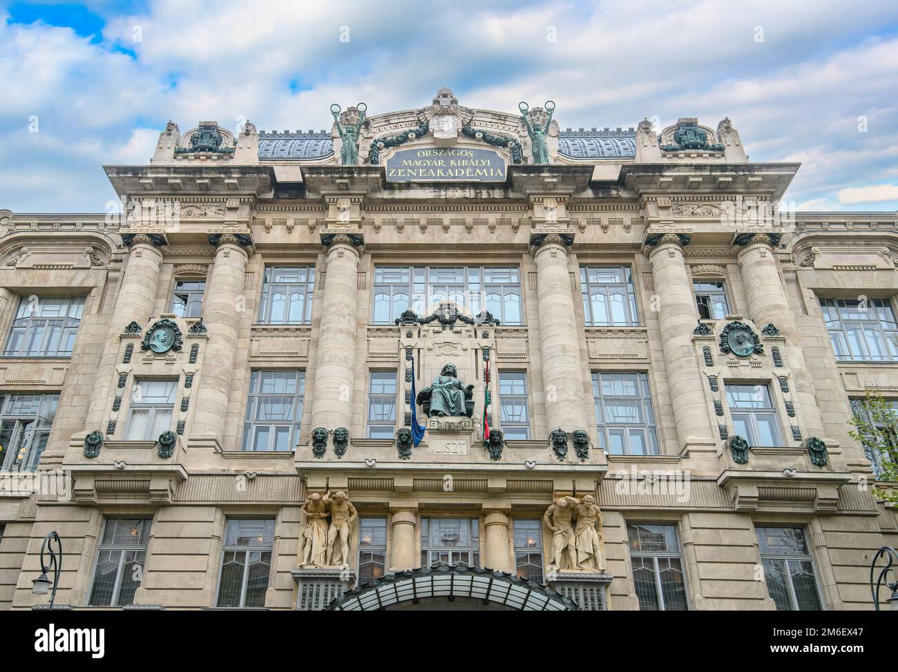 Facciata dell'Accademia di Musica Franz Liszt a Budapest, Ungheria. Una sala concerti e un conservatorio di musica in città fondata nel 1875 Foto Stock