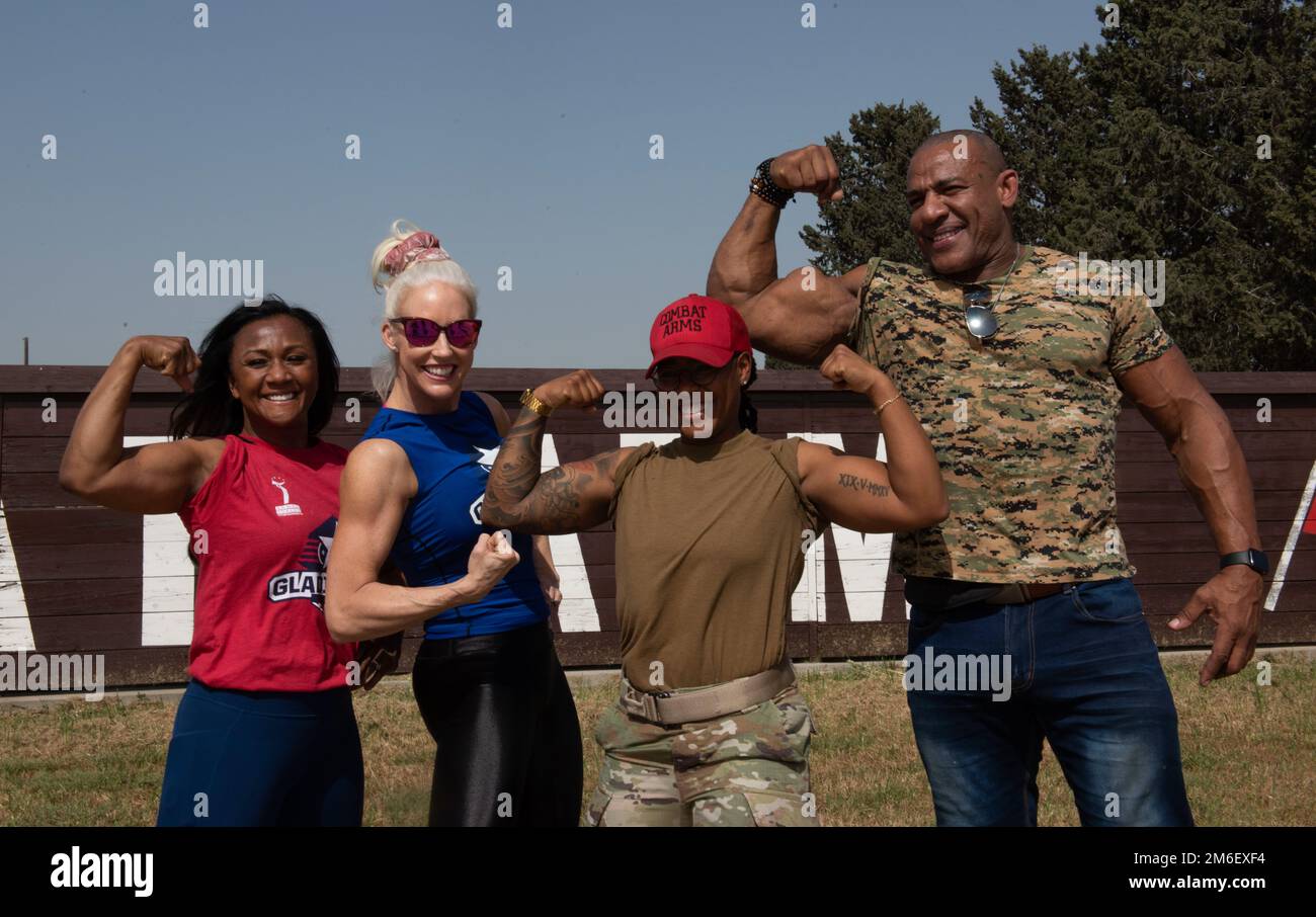 STATI UNITI Jazmine Williams, un istruttore di armi da combattimento assegnato allo Squadrone delle forze di sicurezza del 39th, si presenta per una foto con i membri del concorso sportivo televisivo “American Gladiators”, alla Incirlik Air base, Turchia, il 27 aprile 2022. I membri del cast dei “Gladiatori americani” hanno visitato Incirlik AB per mostrare il sostegno dei membri della base che prestano servizio in luoghi d’oltremare e ringraziare 39 ABW Airmen per la loro instancabile dedizione a difendere il fianco meridionale della NATO. Foto Stock