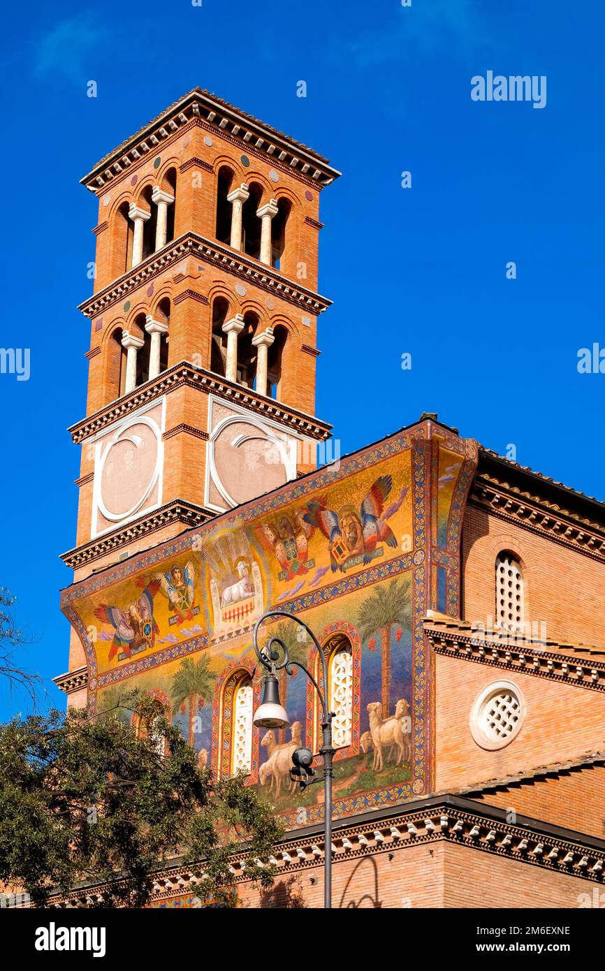 Santa Maria Addolorata a Piazza Buenos Aires - Argentina - Torre della Chiesa - Roma, Italia Foto Stock