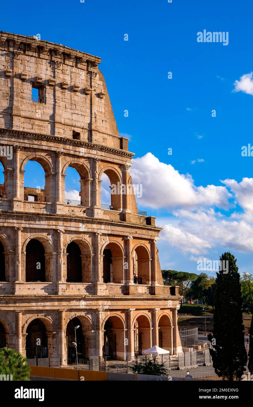 Vista iconica del Colosseo con un bellissimo cielo blu - Roma, Italia Foto Stock