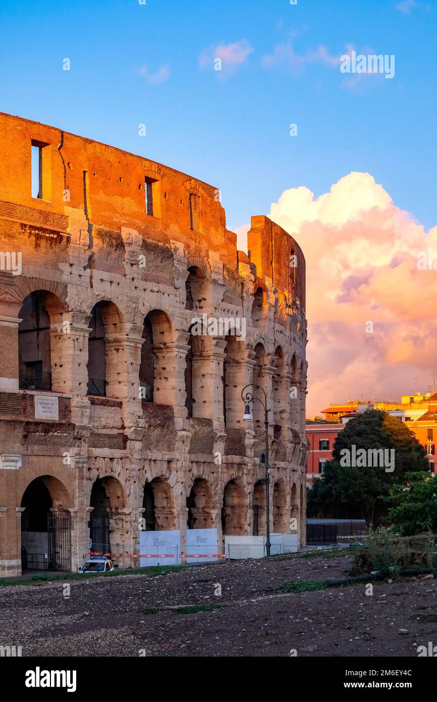 Il simbolo della Roma Imperiale - Colosseo al tramonto - rovine dell'anfiteatro romano ovale - Roma, Italia Foto Stock