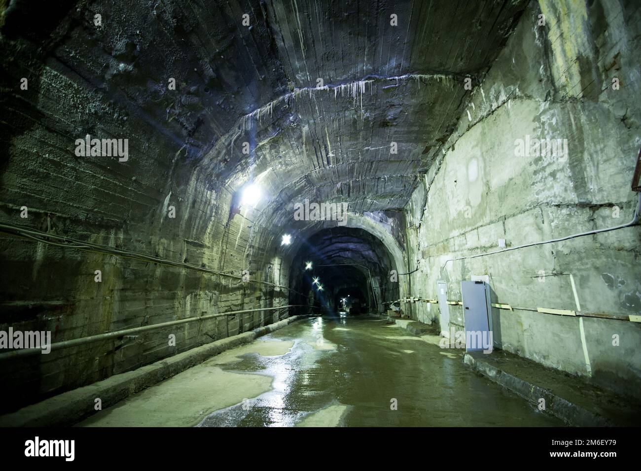 Stazione idroelettrica di Kolyma. Passaggi sotterranei scavati nella roccia, sotto la grande piastra della centrale idroelettrica. Foto Stock