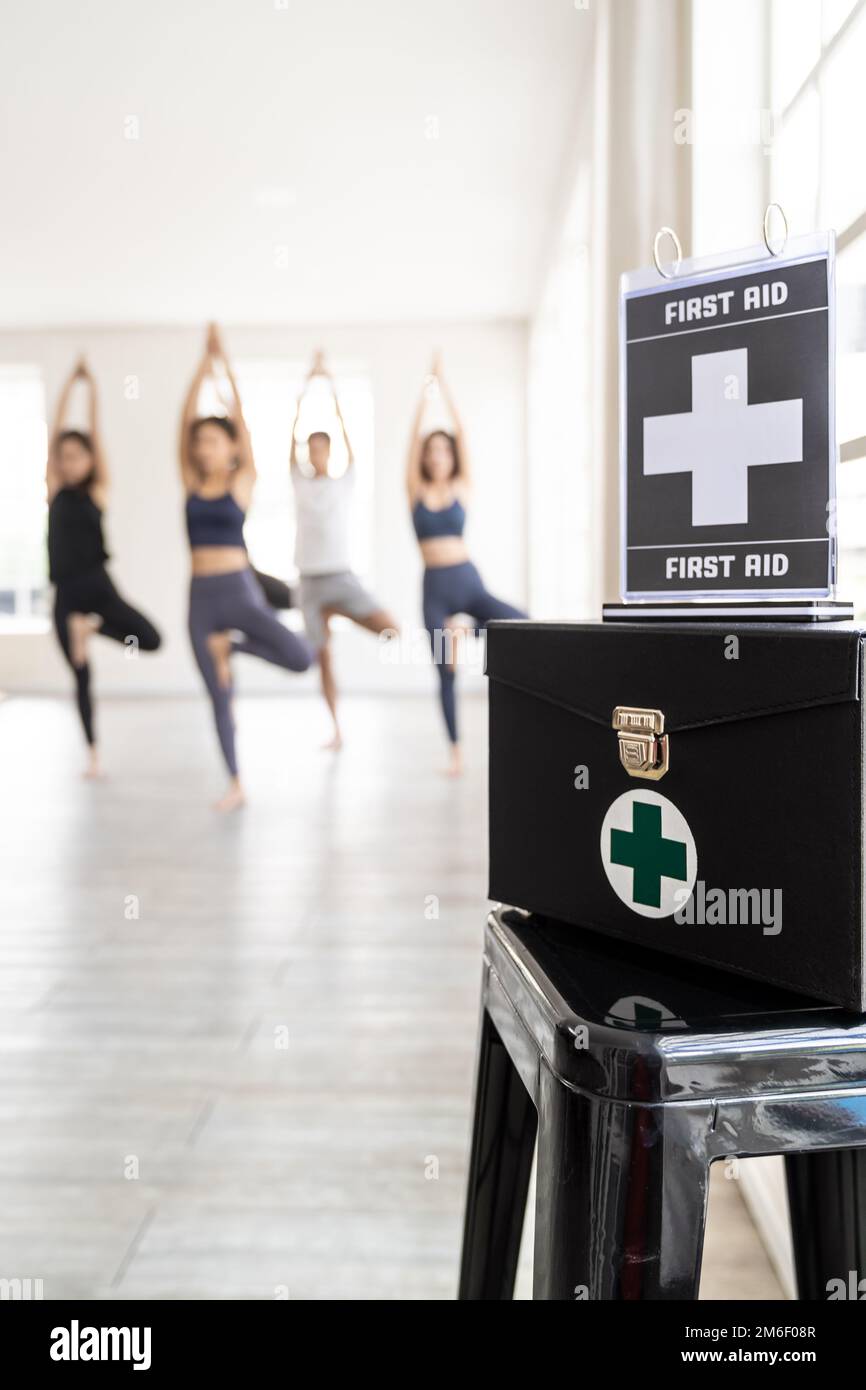 Cassetta di pronto soccorso presso il centro fitness con lezioni di yoga Foto Stock
