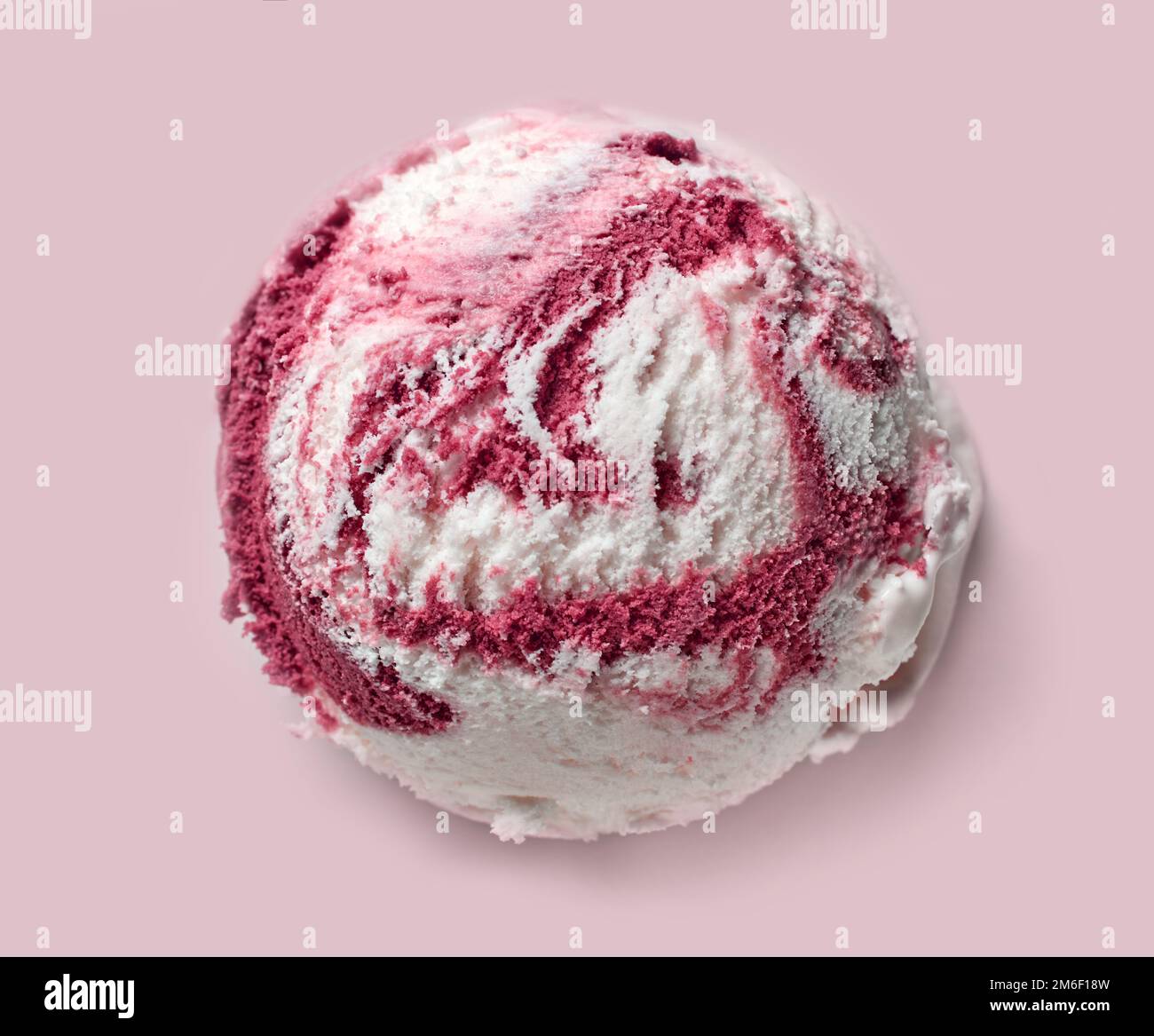 palla gelato alla vaniglia e lampone isolato su sfondo rosa, vista dall'alto Foto Stock