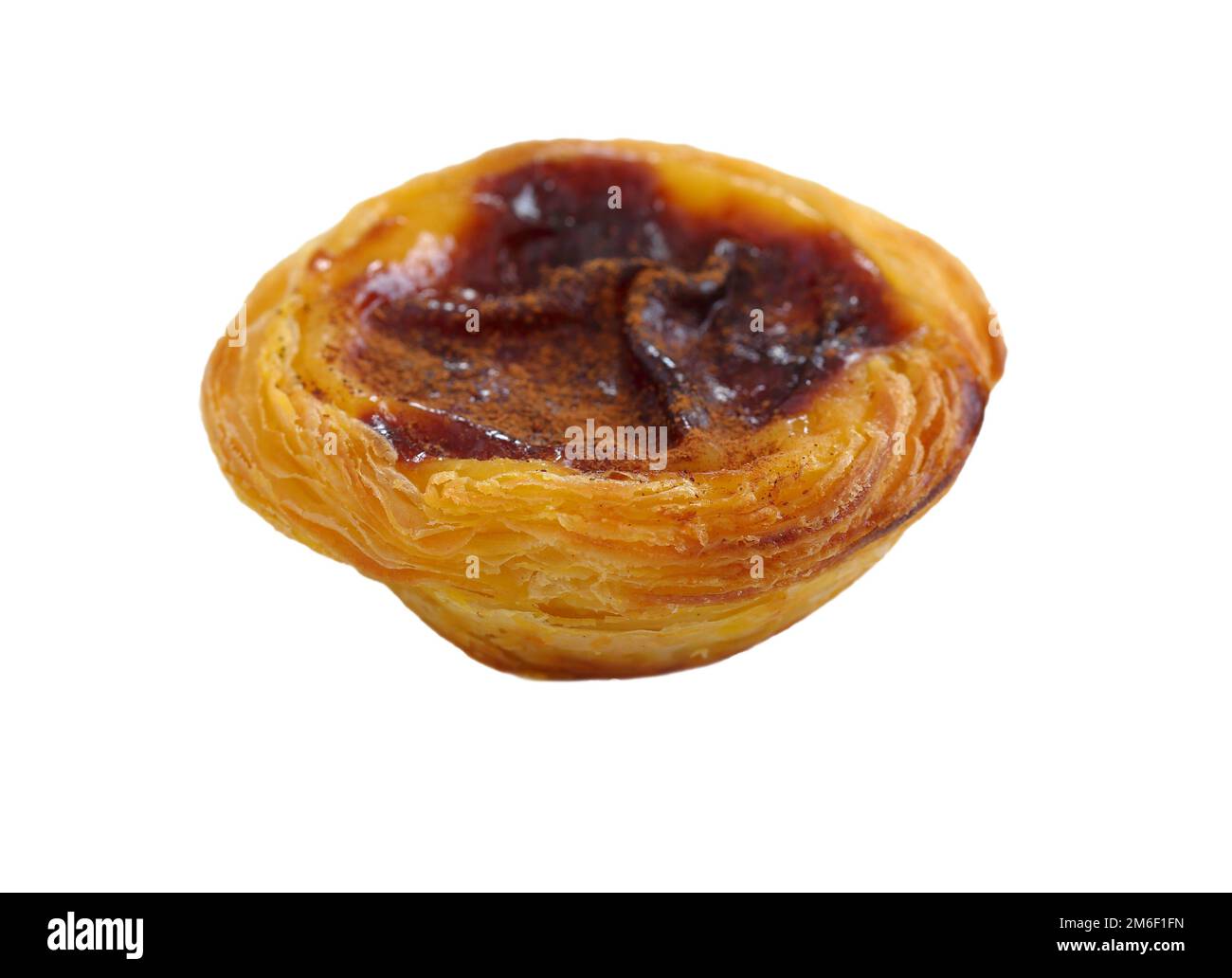 Portogallo, Belem, Lisbona. Tipica crostata portoghese alla crema - pastello de Nata o pastello de Belem cosparso di cannella. Messa a fuoco selettiva. Foto Stock